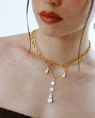 Detalle collar perlas y estrellas nácar en cadena dorada, joya waterproof de Pialü