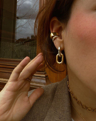 Earcuff dorado con perlas barrocas, vista lateral, acero inoxidable Pialü