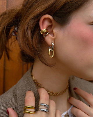 Earcuff dorado perlas barrocas en oreja de modelo, joya waterproof de Pialü