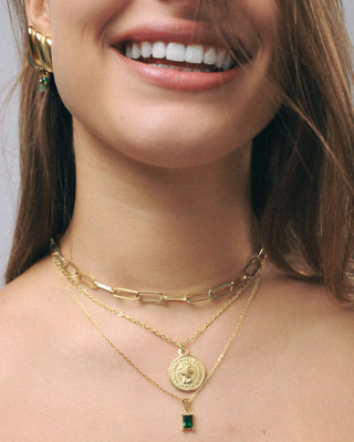 Modelo con collar Coin dorado dije moneda grabada waterproof de Pialü