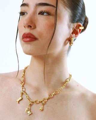 Collar Amelie dorado trenzado en modelo, versatile largo o corto, waterproof Pialü