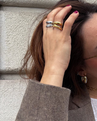Anillo doble banda plateado ondulado puesto en modelo, waterproof de Pialü