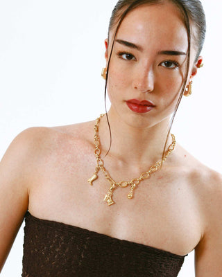Collar Amelie dorado en modelo de frente, cadena trenzada, waterproof Pialü