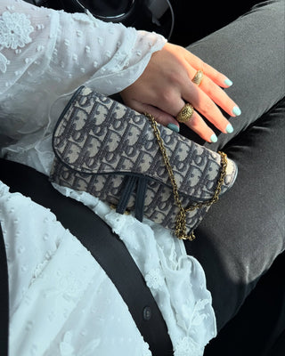 Anillo Ginebra plata con pavé de zircones blancos puesto en la mano, Pialü