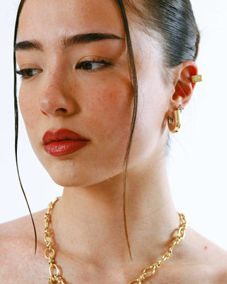 Aretes flor de circones plateados puestos en modelo, waterproof de Pialü