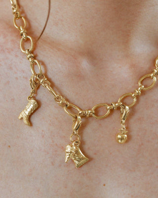 Charm Endulza lo Amargo dorado en modelo con collar, joya waterproof de Pialü