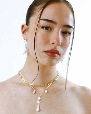 Collar perla gigante y perla madre estrellas blancas dorado, joya waterproof de Pialü