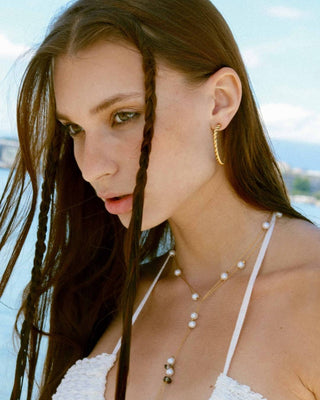 Argollas de trenza doradas usadas por modelo, vista lateral, joya waterproof de Pialü