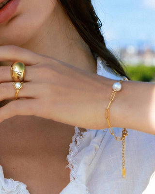 Modelo con pulsera Celestial dorada y perla blanca, waterproof de Pialü