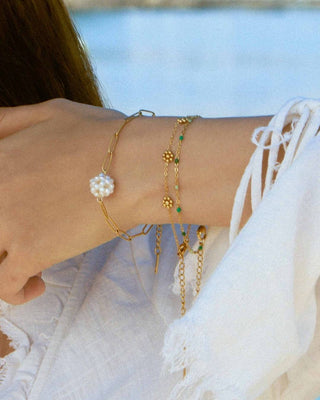 Modelo con pulsera Ninfa dorada y bolitas verdes, waterproof de Pialü