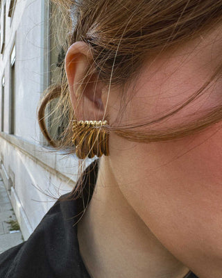 Aretes plateados rectangulares estriados puestos en modelo, waterproof de Pialü