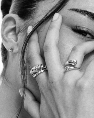 Anillo Paris plateado trenzado en relieve tipo croissant, detalle, Pialü