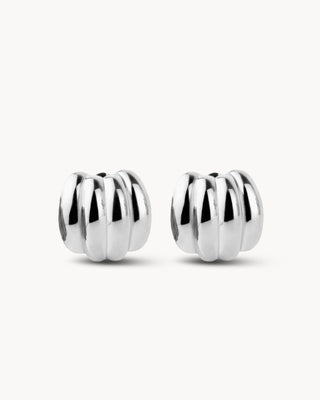 Aretes Bossy plateados argollas acanaladas, vista de producto, waterproof de Pialü