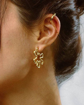 Earcuff dorado con cadena y zircones puesto en oreja, joya Pialü