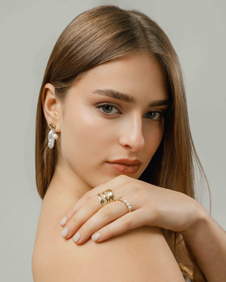 Detalle pendientes Joie dorados con perla blanca al oído, waterproof de Pialü