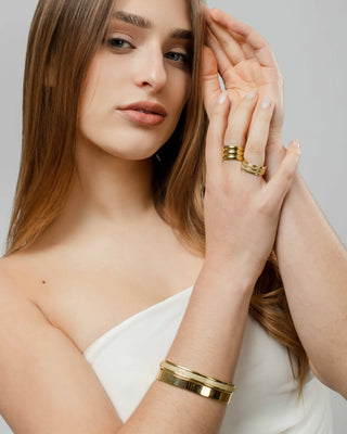 Brazalete dorado rígido Golden, detalle de textura esmerilada, joya waterproof de Pialü