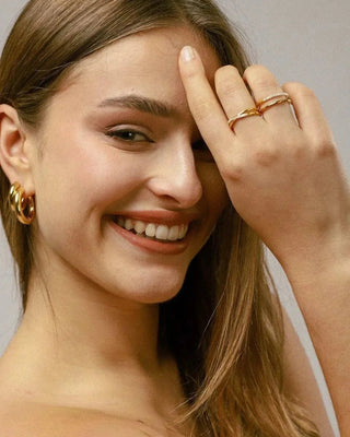 Anillo dorado cruzado con piedras brillantes en ángulo, joya waterproof de Pialü