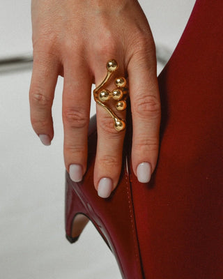 Anillo Aurum dorado bolitas orgánico en dedo modelo detalle, joya waterproof de Pialü