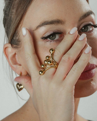 Anillo Aurum dorado orgánico bolitas en dedo modelo vista lateral, joya waterproof de Pialü
