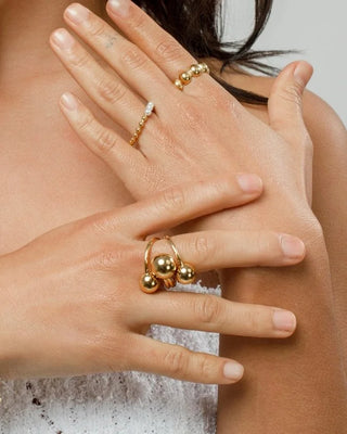 Anillo Baikal dorado con perlas en mano de modelo, waterproof de Pialü
