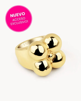 Anillo be brave flor dorado sobre fondo claro, joya waterproof de Pialü