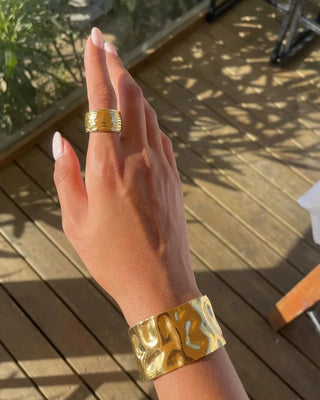 Anillo dorado ancho con relieve ondulado en acero inoxidable, waterproof de Pialü