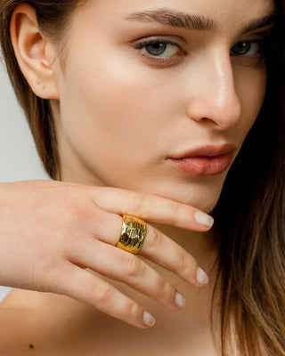 Anillo Cardi Luxe dorado visto de perfil, banda ancha texturizada waterproof de Pialü