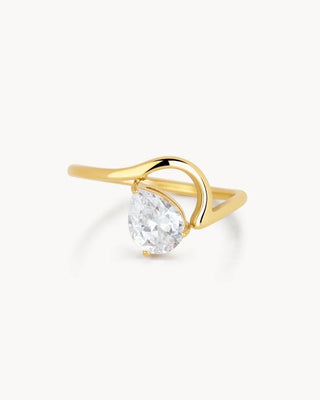 Anillo dorado fino con gran zircón gota pera en banda curvada waterproof de Pialü