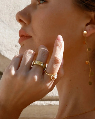 Anillo Nerina dorado gota de zircón en dedo waterproof de Pialü
