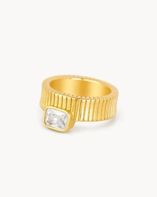 Anillo dorado ancho textura rayas horizontales con zircón cuadrado waterproof de Pialü