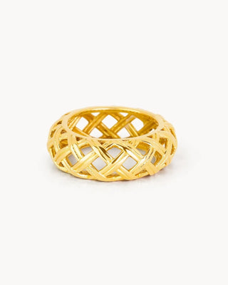 Anillo dorado ancho calado con diseño entrelazado tipo canasta waterproof de Pialü