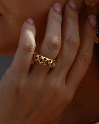 Anillo Persa dorado con patrón tejido en dedo waterproof de Pialü