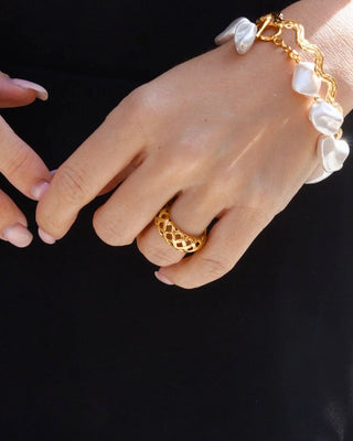 Anillo dorado malla calada entrelazada ángulo oblicuo waterproof de Pialü