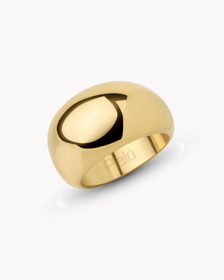 Anillo dorado tipo dome abombado liso y brillante, joya waterproof de Pialü