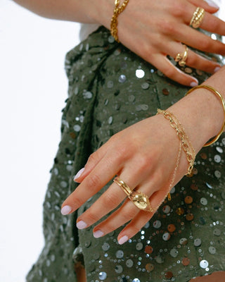 Anillo Daisy Flat dorado abombado puesto en mano, acero inoxidable waterproof Pialü