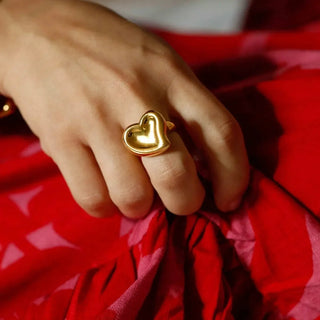 Anillo corazón dorado Self Love, vista lateral sobre fondo blanco, joya waterproof de Pialü