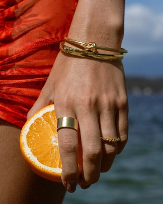 Anillo dorado trenzado de perfil, detalle acabado brillante, waterproof de Pialü
