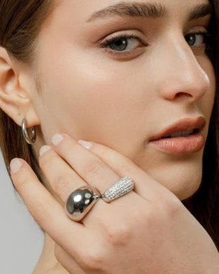 Anillo plateado tipo dome con zircones blancos brillantes, waterproof de Pialü