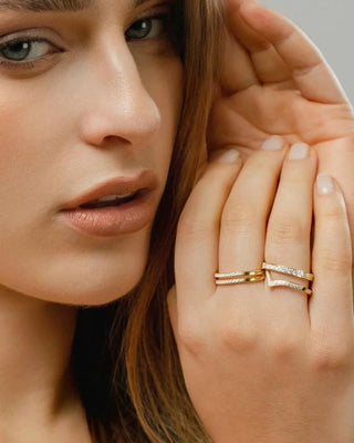 Anillo Diana en V dorado con piedras blancas, detalle pavé, waterproof de Pialü