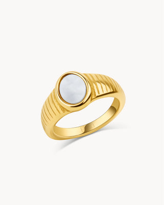 Anillo dorado tipo sello ancho con nácar oval blanco engastado y cuerpo estriado, joya waterproof de Pialü