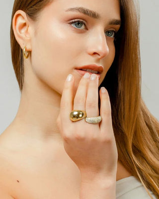 Anillo Daisy dorado tipo domo visto de perfil en dedo, joya waterproof de Pialü