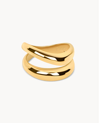 Anillo doble dorado con dos bandas onduladas y superficie brillante, joya waterproof de Pialü