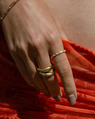 Anillo doble dorado con dos aros escalonados, vista frontal, joya waterproof de Pialü