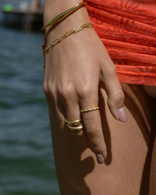 Anillo Tremenda dorado doble banda, detalle de forma, joya waterproof de Pialü