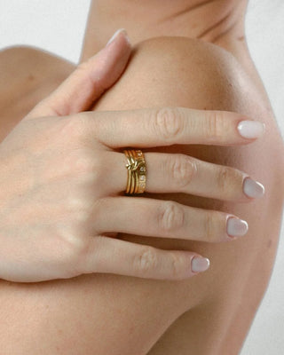 Anillo nudo con zircones en tono dorado, ángulo frontal, joya waterproof de Pialü