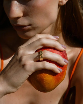 Anillo nudo dorado detalle de eslabones, joya waterproof de Pialü