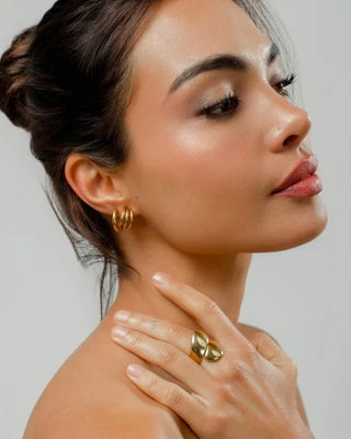 Anillo Emilia dorado en dedo, diseño de dos pétalos, waterproof Pialü