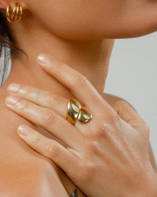 Anillo dorado Emilia vista lateral, formas orgánicas, waterproof de Pialü