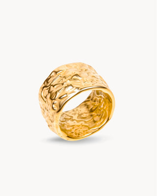 Anillo dorado ancho con textura volcánica irregular, joya waterproof de Pialü