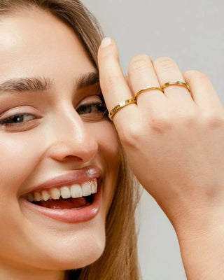 Anillo Figaro dorado, vista lateral mostrando relieve de cadena, waterproof de Pialü